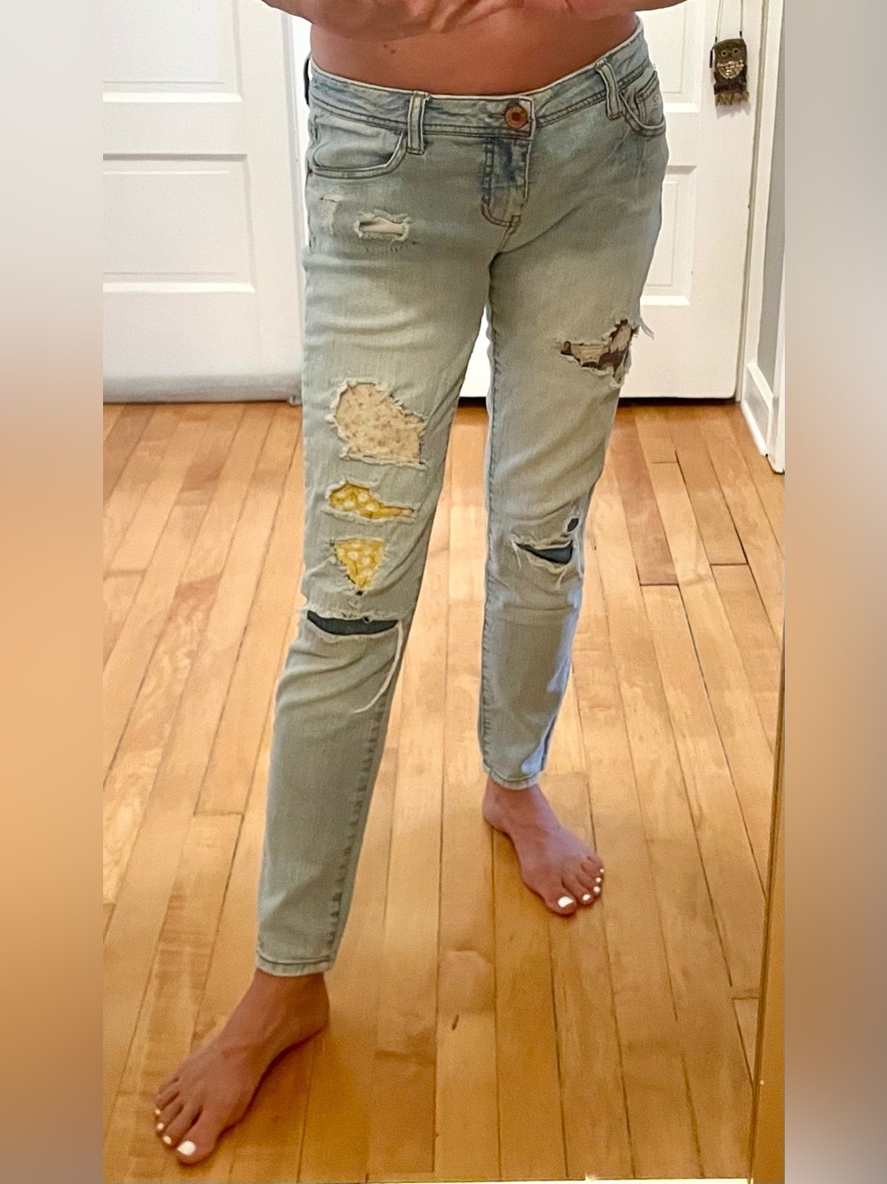 Light Wash Low Rise Relaxed Slim Fit Jeans Sz 0/2 w/ handcrafted patches